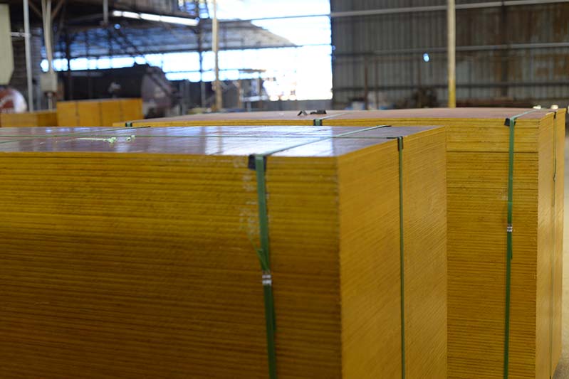 韧性好桉木芯覆膜建筑模板2